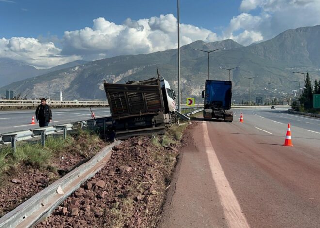 Hatay’da bariyere çarpan kamyon sürücüsü yaralandı